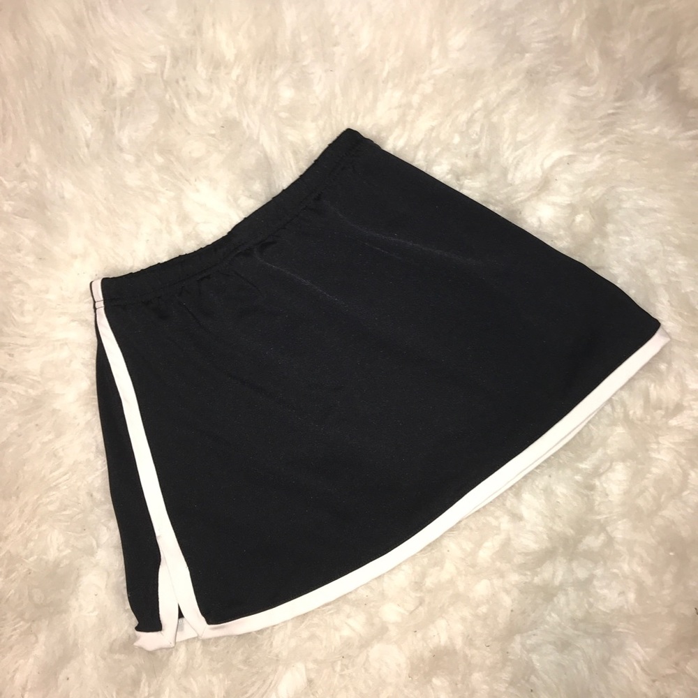 BLACK AND WHITE TENNIS SKORT